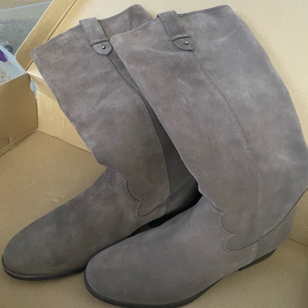 Women’s Size 9 NWT Frye Suede Tania Pull on Boots